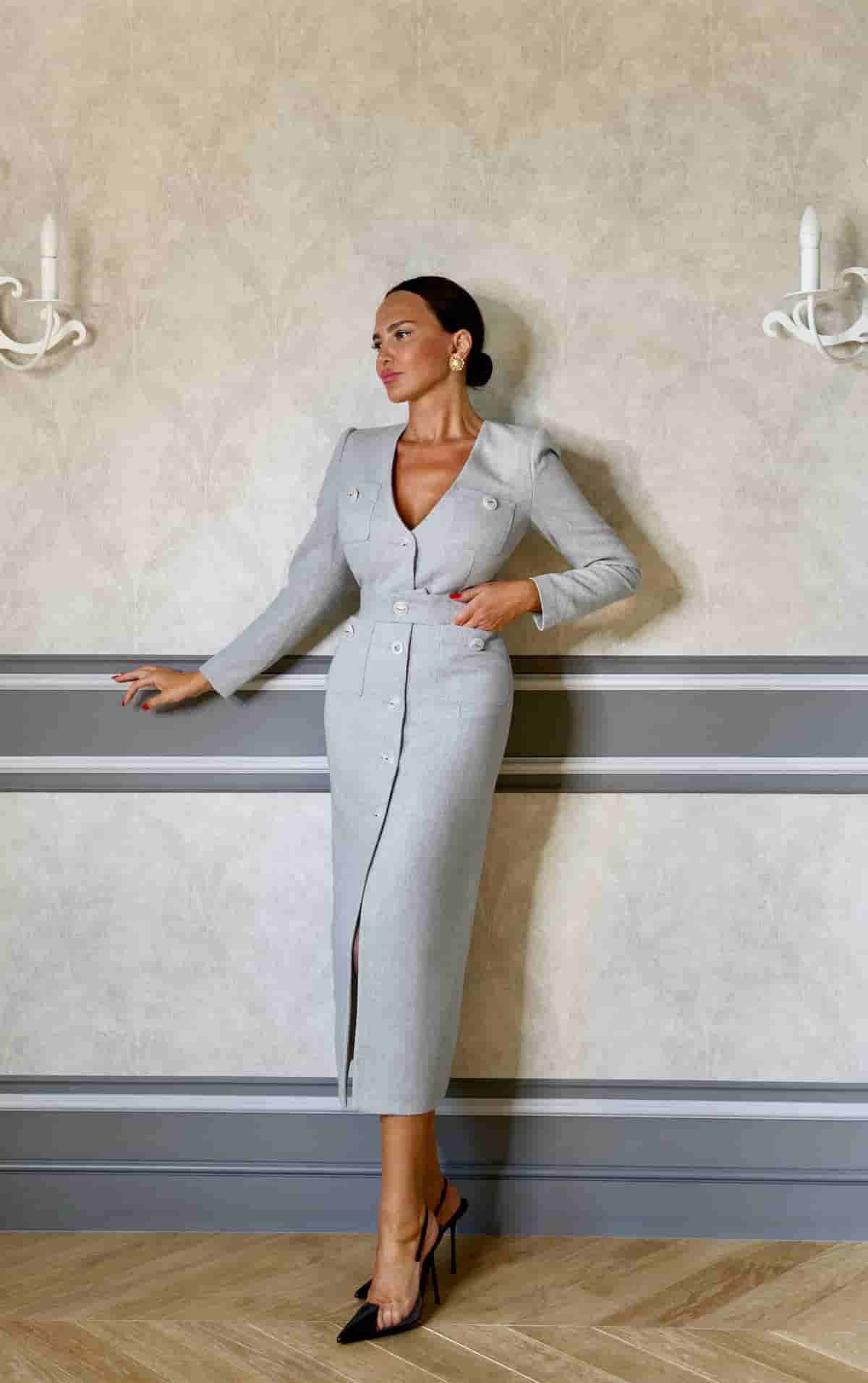 Dress made of tweed in a classic cut with buttons and a belt