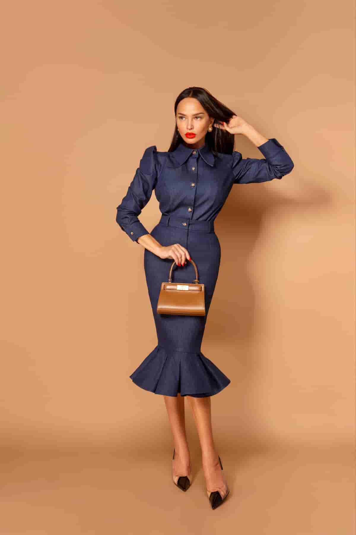 A fitted denim shirt with buttons in a classic cut