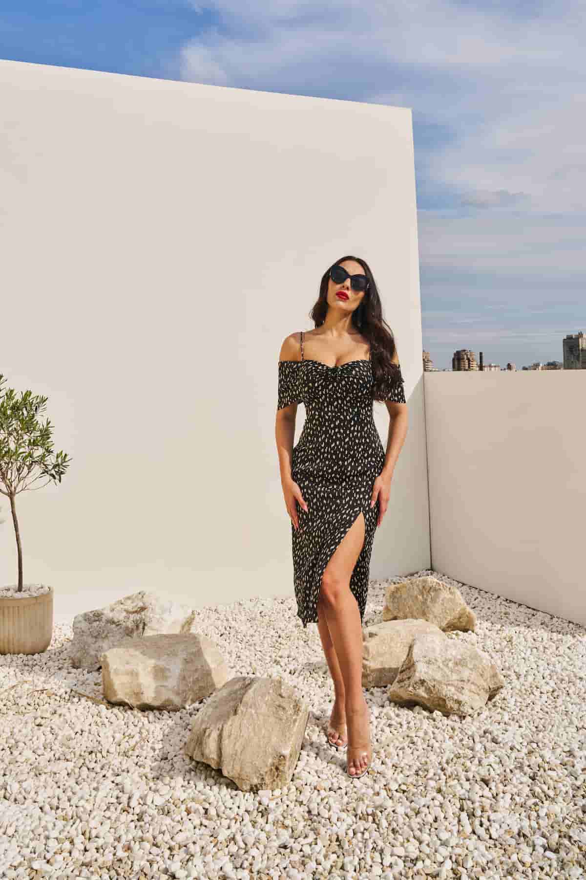 Off-shoulder dress with a rose on the chest and a slit along the leg