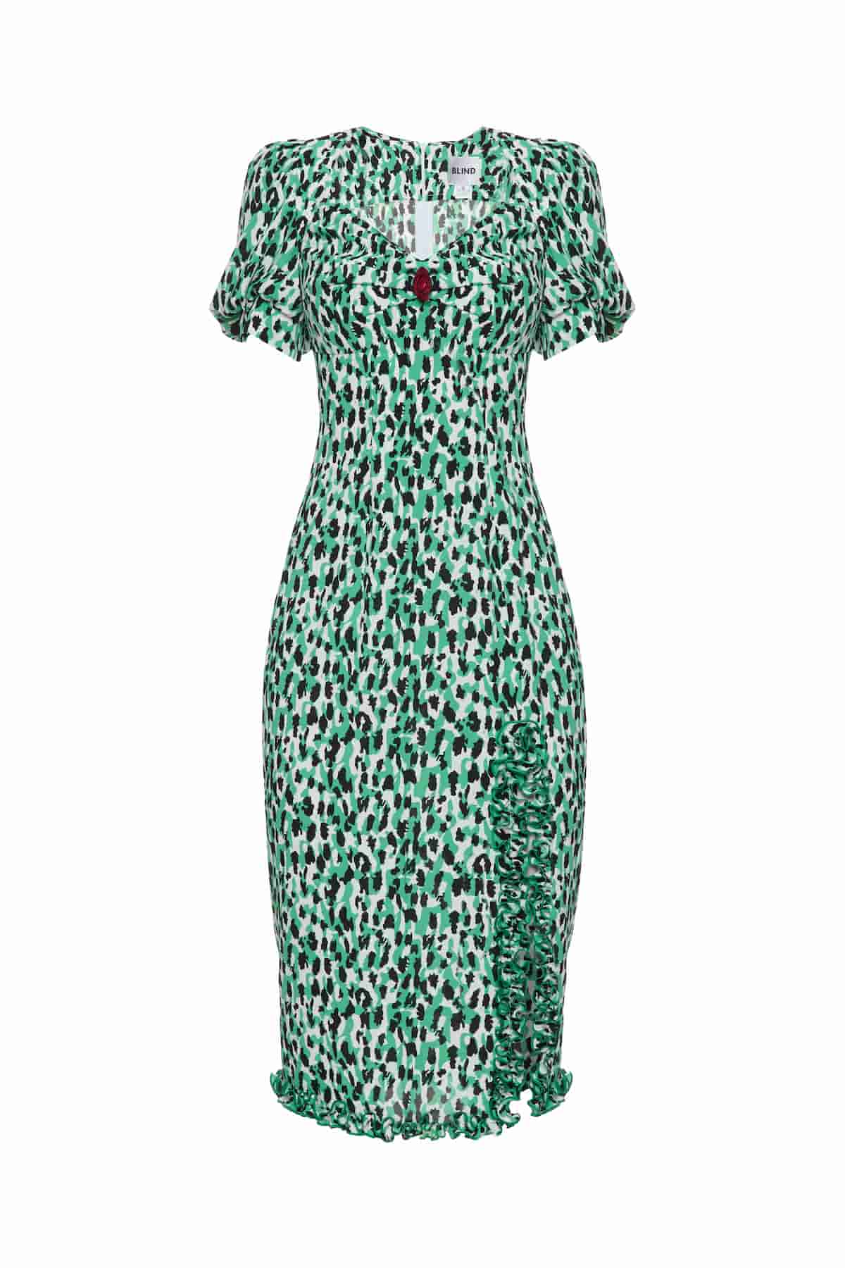 Silhouette dress with a slit at the leg and a lantern sleeve