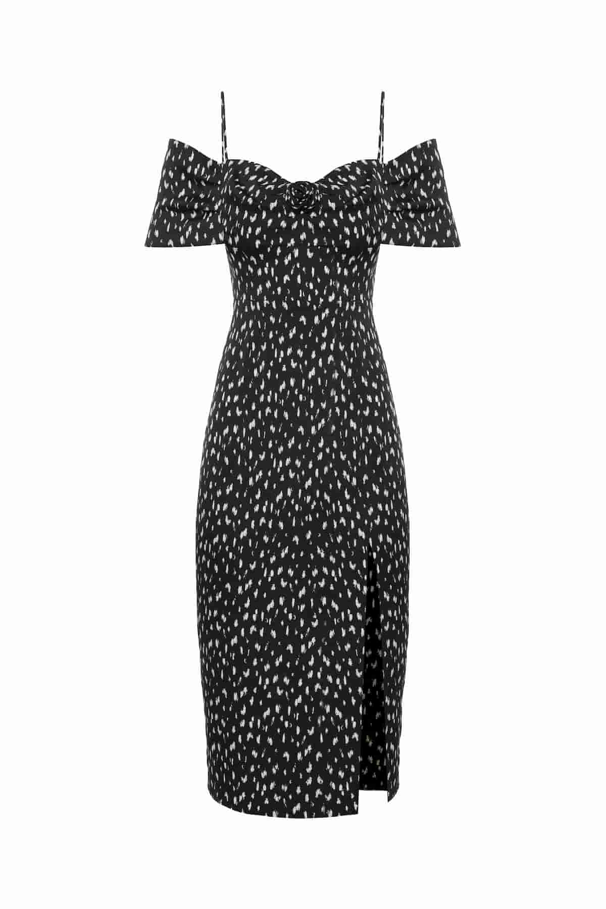 Off-shoulder dress with a rose on the chest and a slit along the leg