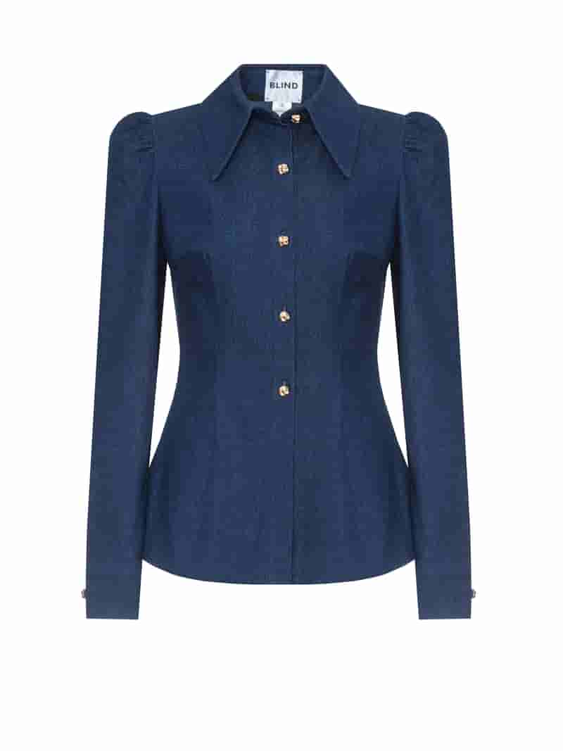 A fitted denim shirt with buttons in a classic cut