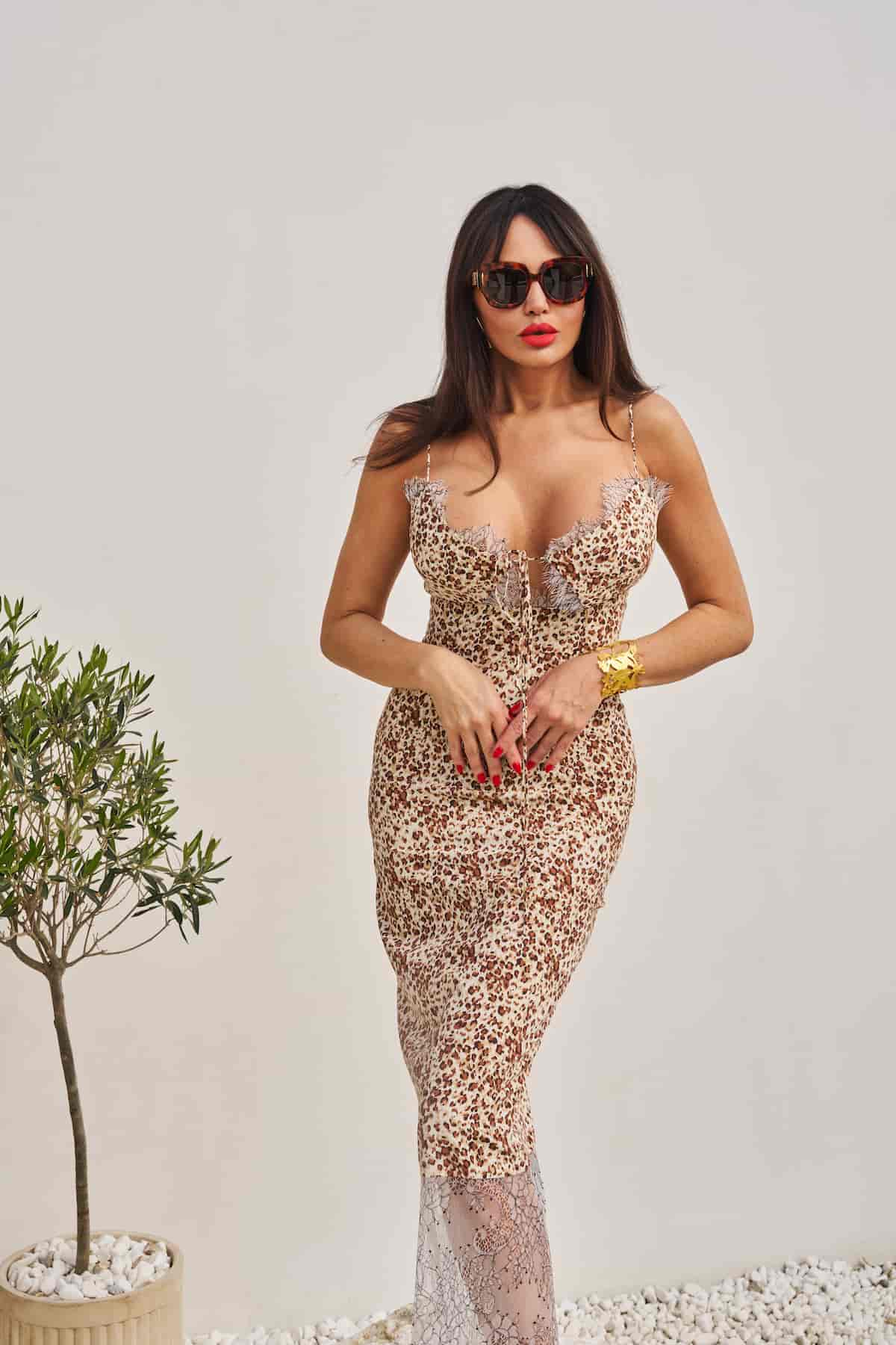Dress with thin straps with lace and tie at the chest