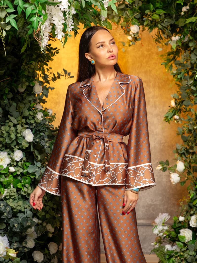 Loose trouser suit with contrast trim and belt