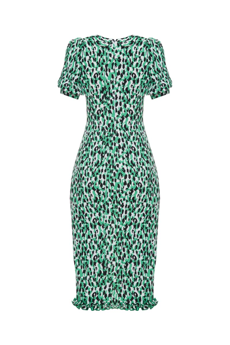 Silhouette dress with a slit at the leg and a lantern sleeve