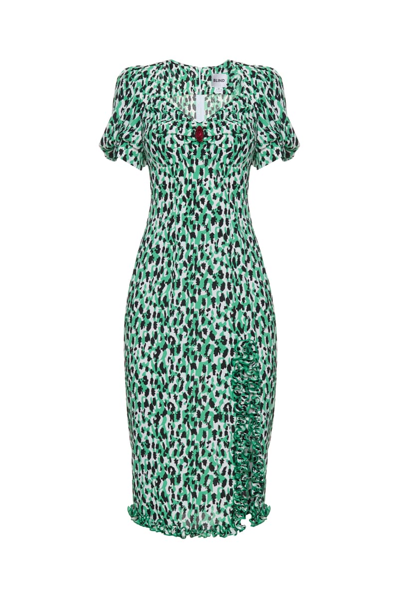 Silhouette dress with a slit at the leg and a lantern sleeve