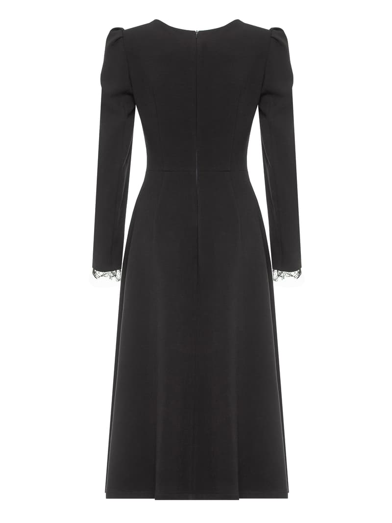 Dress with a square neckline and decorated with braided Spanish lace