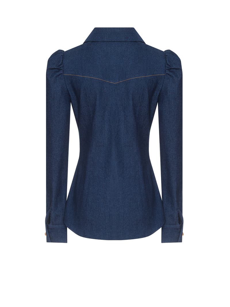 A fitted denim shirt with buttons in a classic cut