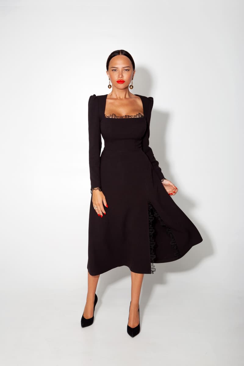 Dress with a square neckline and decorated with braided Spanish lace