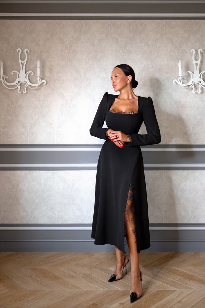 Dress with a square neckline and decorated with braided Spanish lace