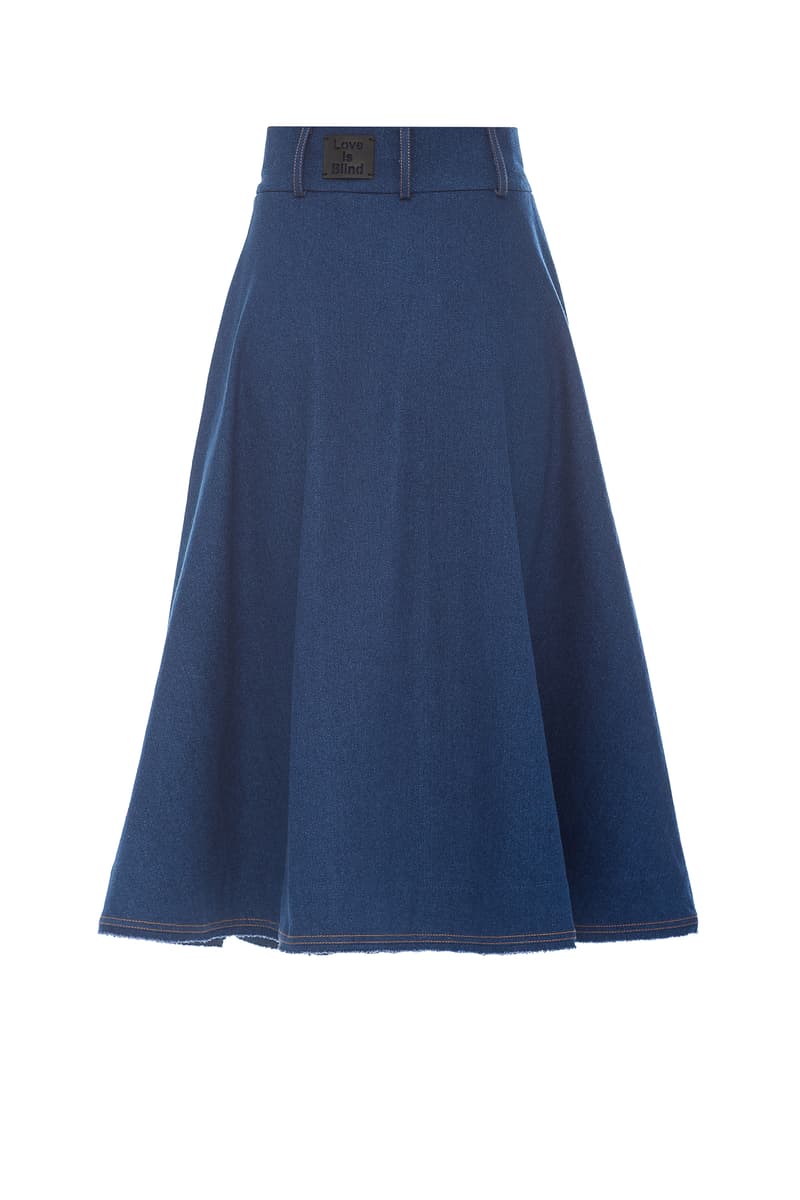 Denim skirt fastened at the front with buttons