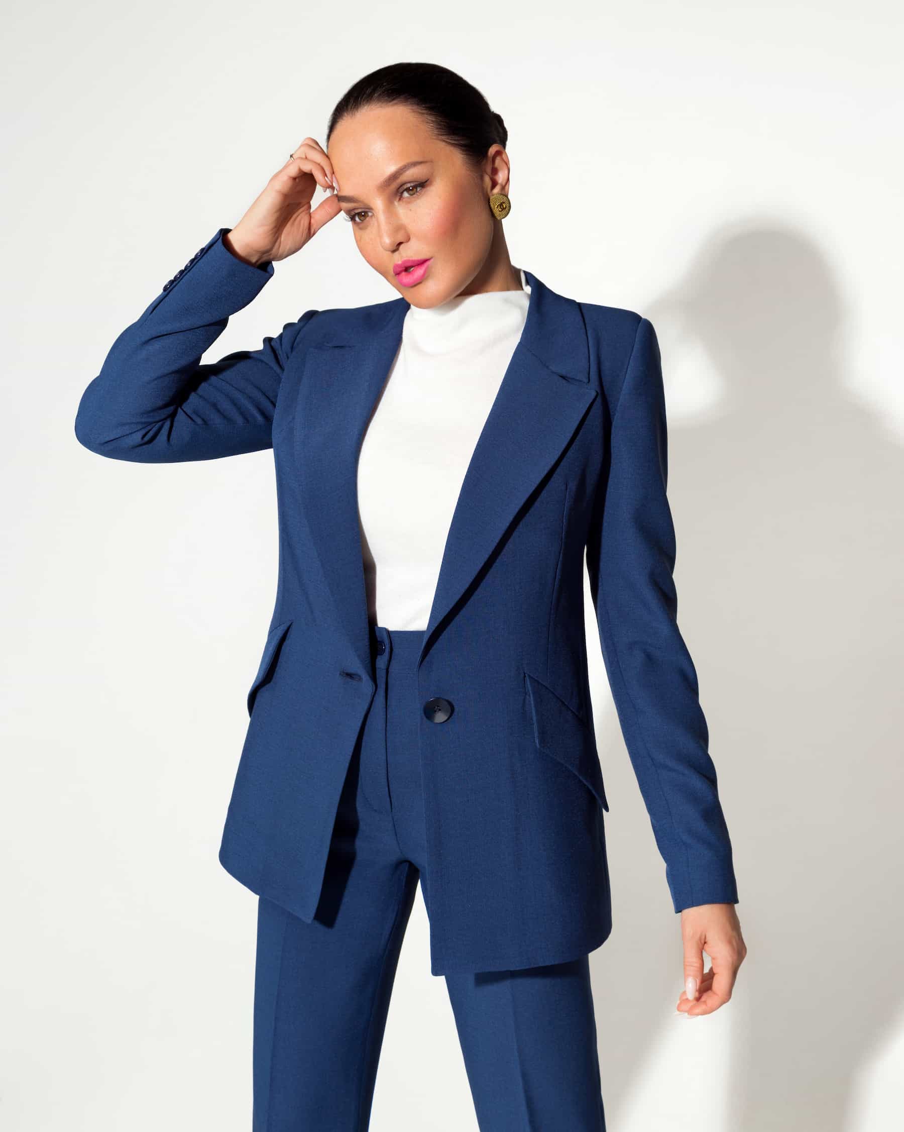 Blue single-breasted trouser suit with tapered trousers