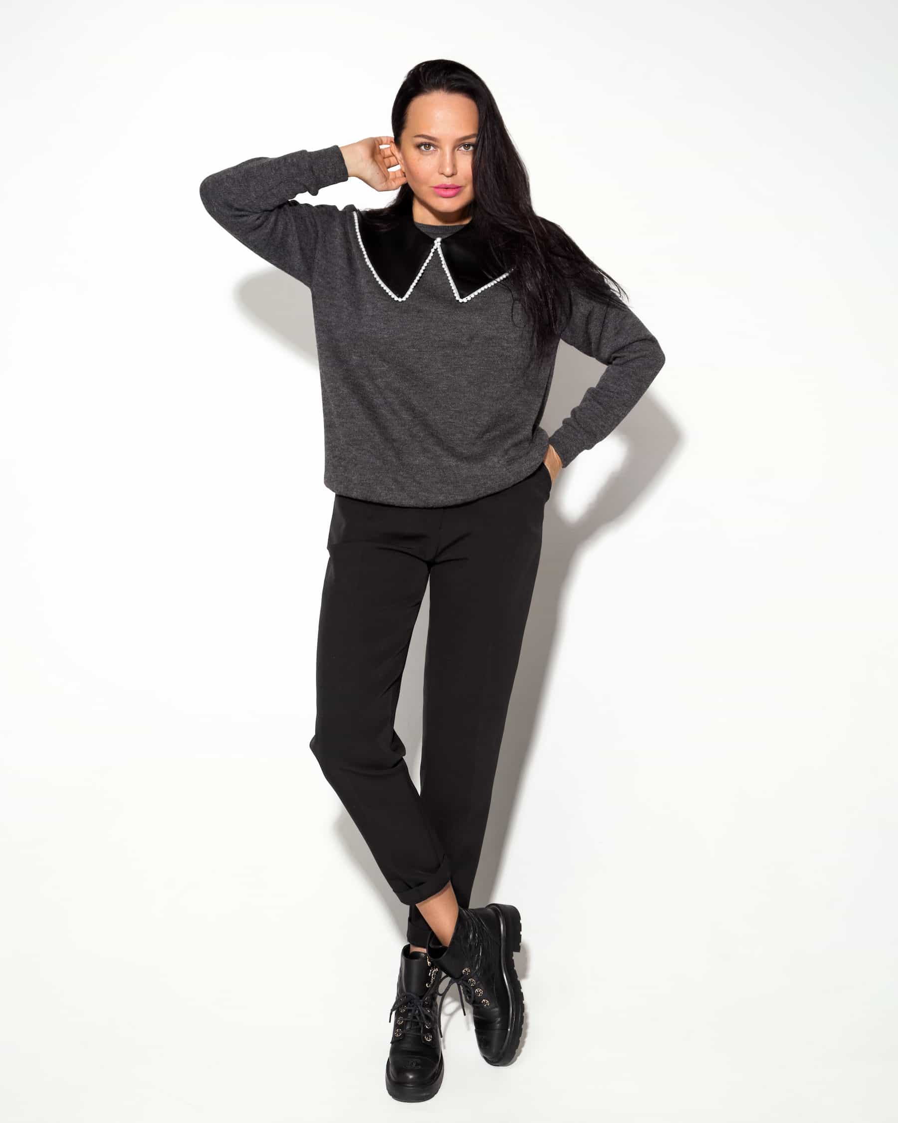 Sweatshirt with detachable collar with pearl button