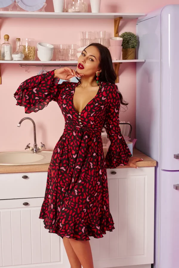 Fitted dress with abstract print and ruffles at the bottom and on the sleeves