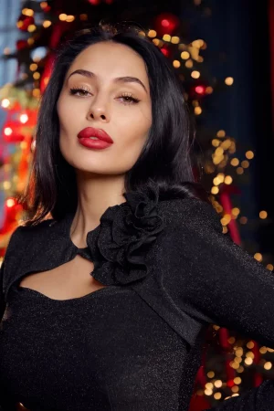 Black dress with a scoop neckline and a flower - Image 4