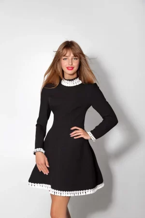 Short dress with a trapeze skirt and embellished with white contrasting ribbon with tassels - Image 10