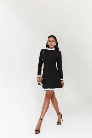 Short dress with a trapeze skirt and embellished with white contrasting ribbon with tassels