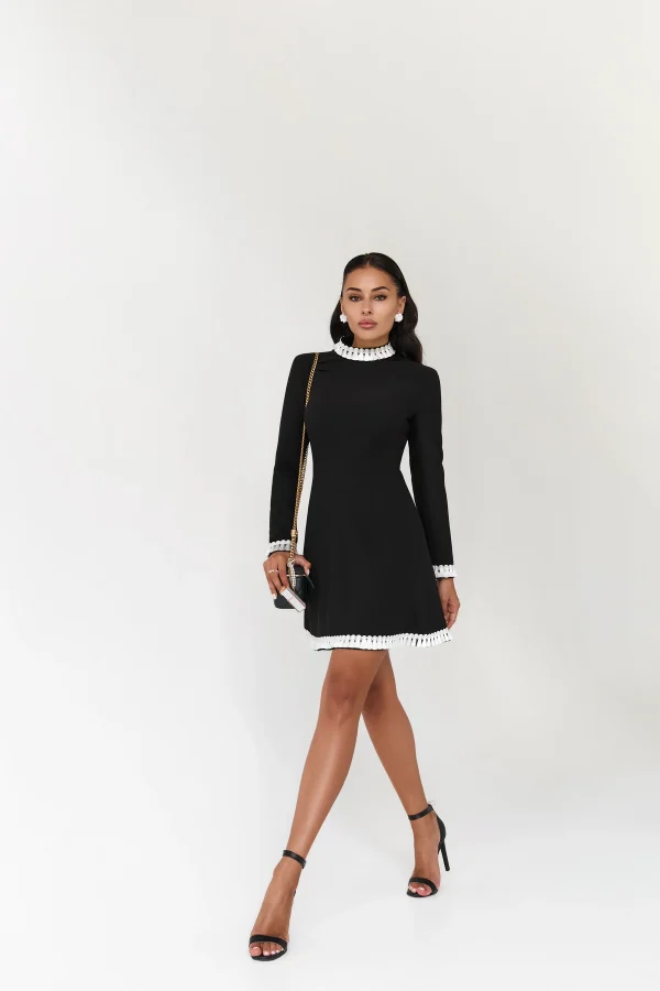 Short dress with a trapeze skirt and embellished with white contrasting ribbon with tassels