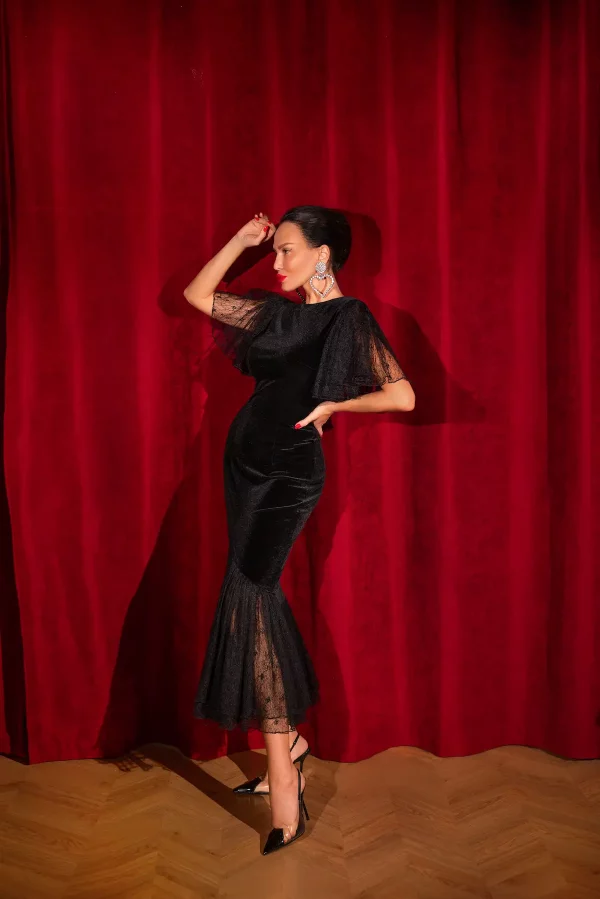 Velvet silhouette dress with wing sleeves and guipure frill