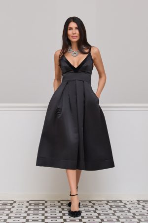 Атласна сукня з вирізом з оксамитовим оздобленням по грудях