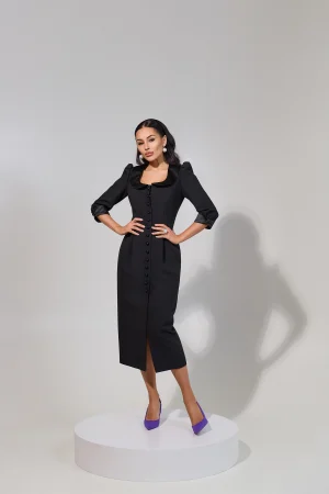 Чорна сукня-футляр з чорним коміром та чорними перлинними гудзиками