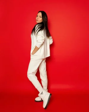 Трикотажний молочний костюм із завуженими брюками