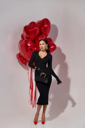 Трикотажна сукня чорного кольору з оборкою понизу та на рукавах