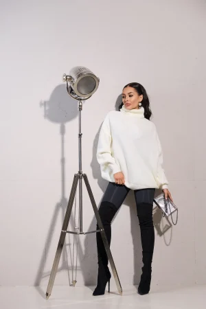 Светр з високим горлом молочного кольору