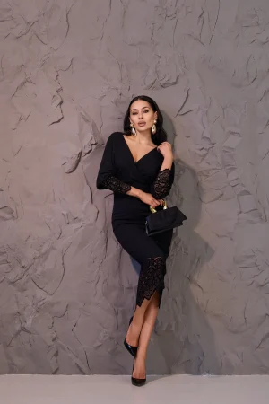 Чорна трикотажна сукня з мереживом