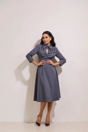 Сіра сукня міді з гострим коміром та вирізом-краплею