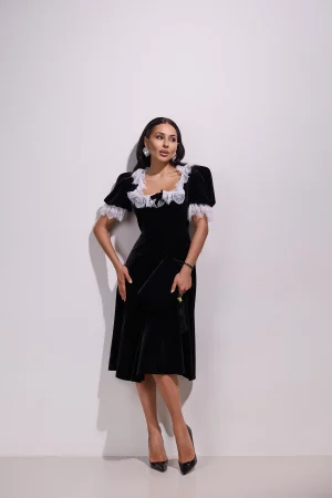 Оксамитова сукня з  білим мереживом